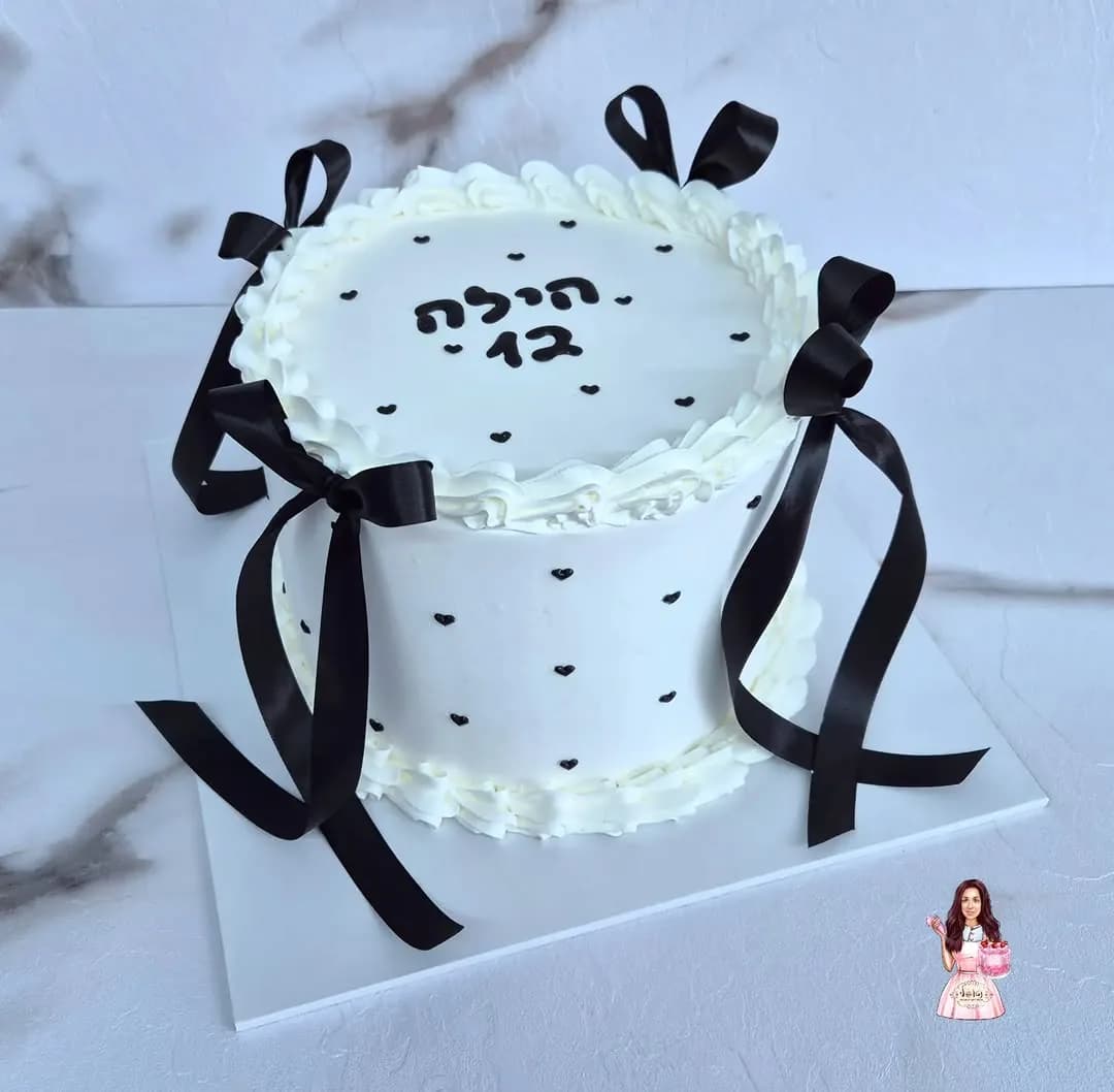 עוגת וינטג׳ עם סרטים שחורים